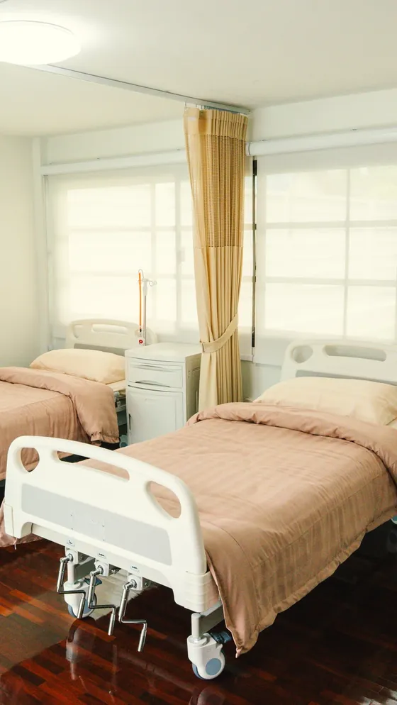 ห้องพัก 2 เตียง โปร่งสบาย พื้นไม้ขัดเงา