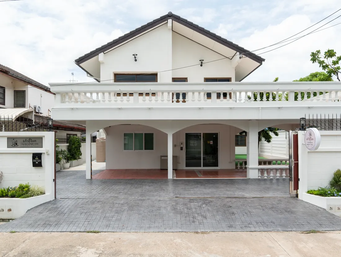 อาคารศูนย์ดูแลผู้สูงอายุเก้าอี้โยก เลขที่ 59/124 ถนนประเสริฐมนูกิจ เขตลาดพร้าว