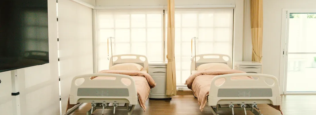 ห้องพัก 2 เตียง โปร่งสบาย รับแสงธรรมชาติ มีโทรทัศน์และประตูออกระเบียง